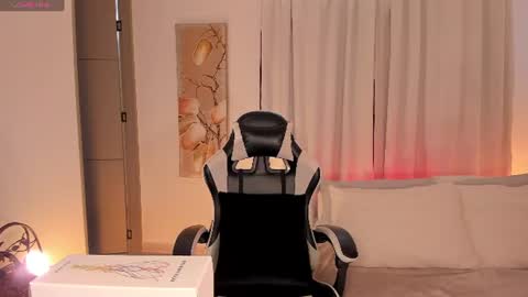 Snapshot of saracavali chatting on 06.18.26 sara cavali online show from 06.18.26