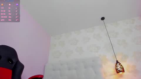 Snapshot of sarah_keys chatting on 11.22.25 SARAH KEYS online show from 11.22.25