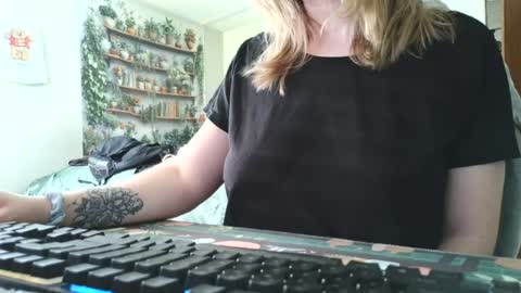 Snapshot of sarahpmummy chatting on 06.24.26 Sarah online show from 06.24.26