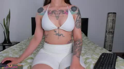 Snapshot of sarahredi chatting on 06.11.26 Girl next door online show from 06.11.26