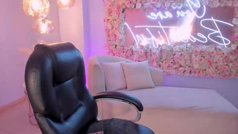 Sarah Rhodes online show from 01.05.26