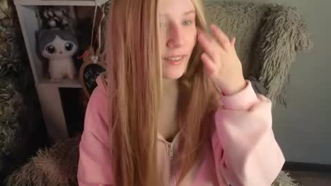 Snapshot of sarakaell chatting on 05.13.26 Sara online show from 05.13.26