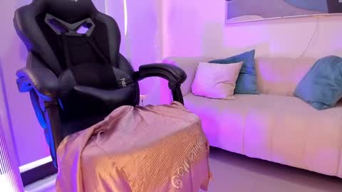 I am Sara  online show from 02.18.25