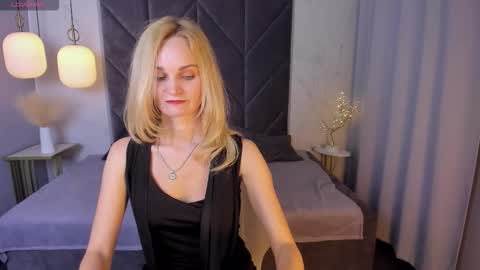 Snapshot of sarasubtlety chatting on 09.11.25 Sara online show from 09.11.25