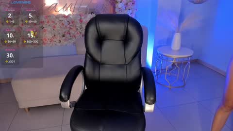 Snapshot of sarawinstone_ chatting on 01.11.25 Sara Winstone online show from 01.11.25