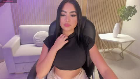 Snapshot of sarawinstone_ chatting on 01.16.25 Sara Winstone online show from 01.16.25