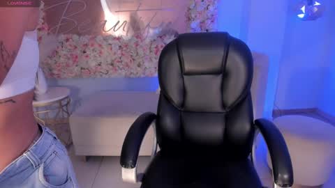 Snapshot of sarawinstone_ chatting on 03.02.25 Sara Winstone online show from 03.02.25