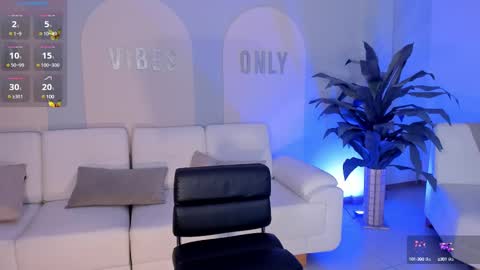 Snapshot of sarawinstone_ chatting on 03.12.25 Sara Winstone online show from 03.12.25