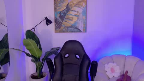 Snapshot of sarawinstone_ chatting on 11.29.25 Sara Winstone online show from 11.29.25