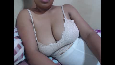 Snapshot of saronette chatting on 02.19.25 saronette online show from 02.19.25
