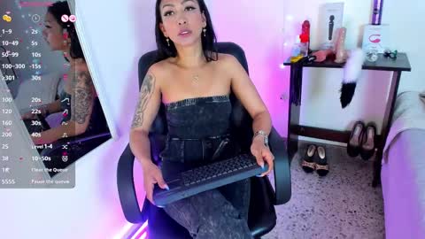 Snapshot of sasha_brattz chatting on 10.21.25 Sasha Brattz online show from 10.21.25