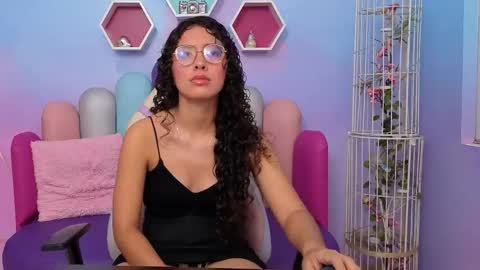 Snapshot of sashamonroee_ chatting on 10.28.25 SashaMonroee online show from 10.28.25