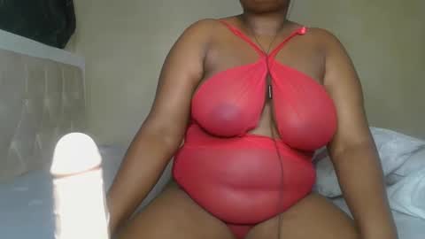 Snapshot of sassie_bee chatting on 12.03.24 sassie_bee online show from 12.03.24