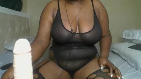 Snapshot of sassie_bee chatting on 12.09.24 sassie_bee online show from 12.09.24
