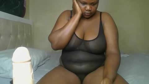Snapshot of sassie_bee chatting on 12.11.24 sassie_bee online show from 12.11.24