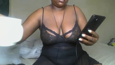 Snapshot of sassie_bee chatting on 12.15.24 sassie_bee online show from 12.15.24