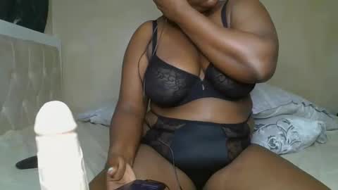 Snapshot of sassie_bee chatting on 12.16.24 sassie_bee online show from 12.16.24