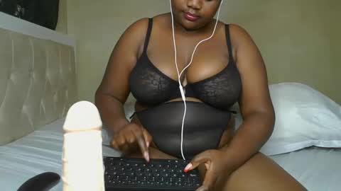 Snapshot of sassie_bee chatting on 01.16.25 sassie_bee online show from 01.16.25