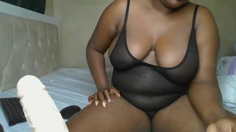 Snapshot of sassie_bee chatting on 01.21.25 sassie_bee online show from 01.21.25