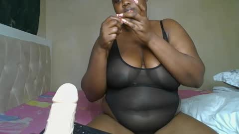 Snapshot of sassie_bee chatting on 01.22.25 sassie_bee online show from 01.22.25