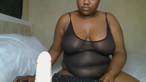 Snapshot of sassie_bee chatting on 01.25.25 sassie_bee online show from 01.25.25