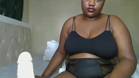 Snapshot of sassie_bee chatting on 02.01.25 sassie_bee online show from 02.01.25