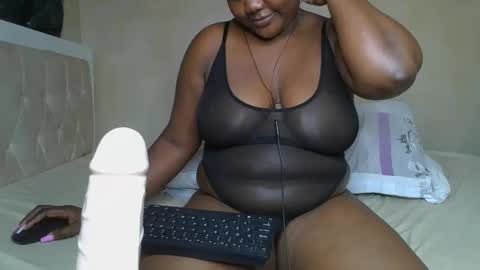 Snapshot of sassie_bee chatting on 02.20.25 sassie_bee online show from 02.20.25