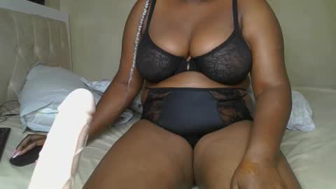 Snapshot of sassie_bee chatting on 02.23.25 sassie_bee online show from 02.23.25