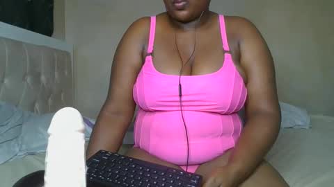 Snapshot of sassie_bee chatting on 02.25.25 sassie_bee online show from 02.25.25