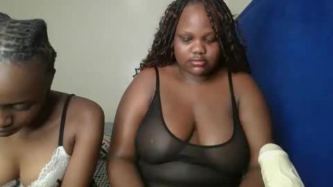 Snapshot of sassie_bee chatting on 09.19.25 sassie_bee online show from 09.19.25
