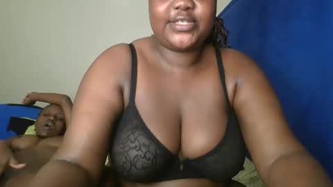Snapshot of sassie_bee chatting on 09.25.25 sassie_bee online show from 09.25.25
