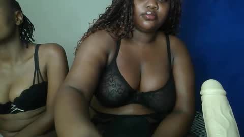 Snapshot of sassie_bee chatting on 09.29.25 sassie_bee online show from 09.29.25