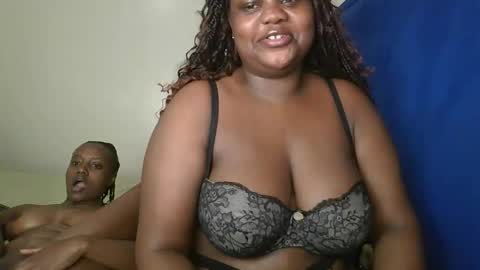 Snapshot of sassie_bee chatting on 09.30.25 sassie_bee online show from 09.30.25