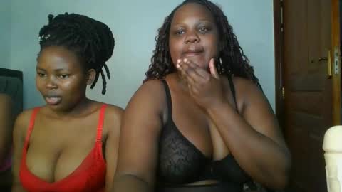 Snapshot of sassie_bee chatting on 10.11.25 sassie_bee online show from 10.11.25