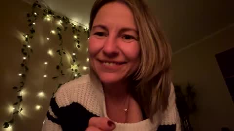 Snapshot of sassyella chatting on 12.15.24 Sassyella online show from 12.15.24