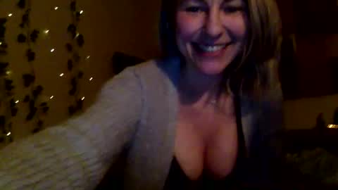 Snapshot of sassyella chatting on 03.10.25 Sassyella online show from 03.10.25