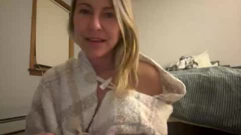 Snapshot of sassyella chatting on 10.19.25 Sassyella online show from 10.19.25