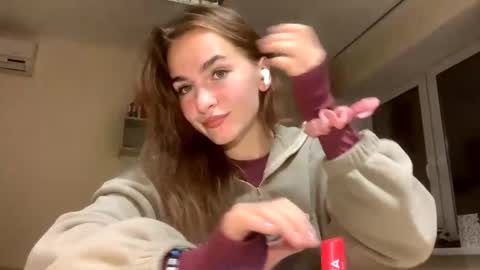 Snapshot of saundrayeeloy chatting on 10.04.25 Martha online show from 10.04.25