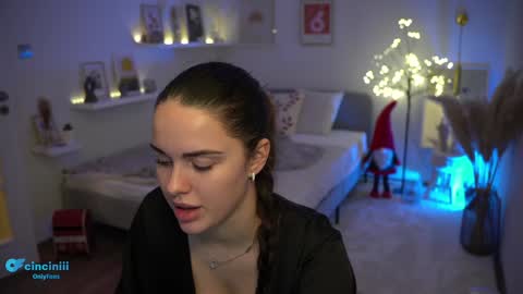 Snapshot of savvage_play chatting on 12.21.24 Naomi online show from 12.21.24