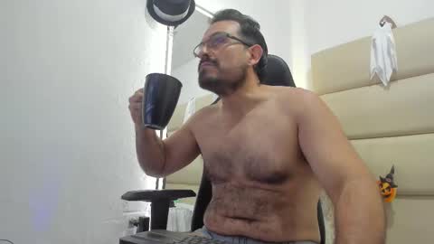 Snapshot of sbastone_muscle chatting on 10.23.25 sebastian muscleman daddy the better latin lover online show from 10.23.25