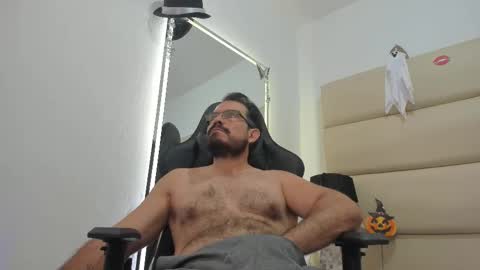 Snapshot of sbastone_muscle chatting on 10.28.25 sebastian muscleman daddy the better latin lover online show from 10.28.25