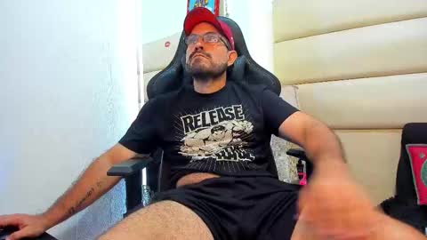 Snapshot of sbastone_muscle chatting on 12.01.25 sebastian muscleman daddy the better latin lover online show from 12.01.25