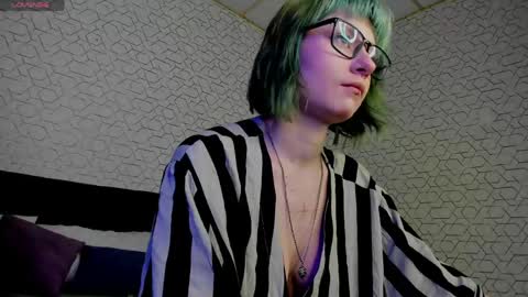 Snapshot of scarle_whisper chatting on 05.12.26 Emmy online show from 05.12.26