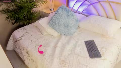 Snapshot of scarlet__hill chatting on 01.05.25 scarlet hill online show from 01.05.25