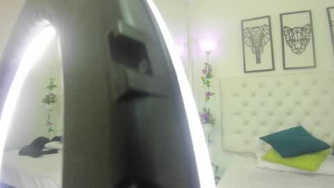 Snapshot of scarlet_stan22 chatting on 01.18.25 Isa online show from 01.18.25