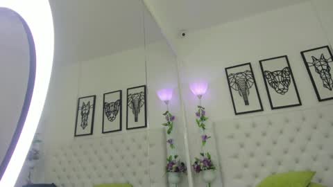 Snapshot of scarlet_stan22 chatting on 01.21.25 Isa online show from 01.21.25