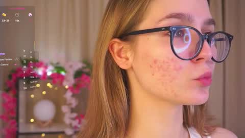 Snapshot of scarletliips chatting on 12.14.25 Maria online show from 12.14.25