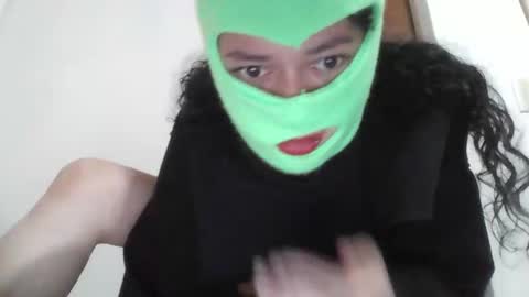 Snapshot of scarletmuse01 chatting on 11.09.25 Scarlet online show from 11.09.25