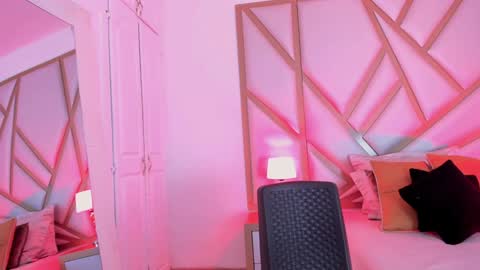 Snapshot of scarletpunk_ chatting on 01.04.25 Scarlet online show from 01.04.25