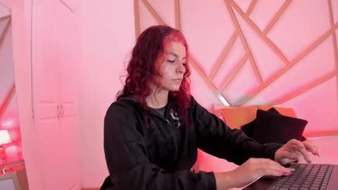 Snapshot of scarletpunk_ chatting on 01.07.25 Scarlet online show from 01.07.25